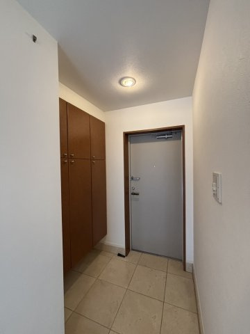 パレシェール苦楽園北夙川通りの玄関|収納もある玄関です