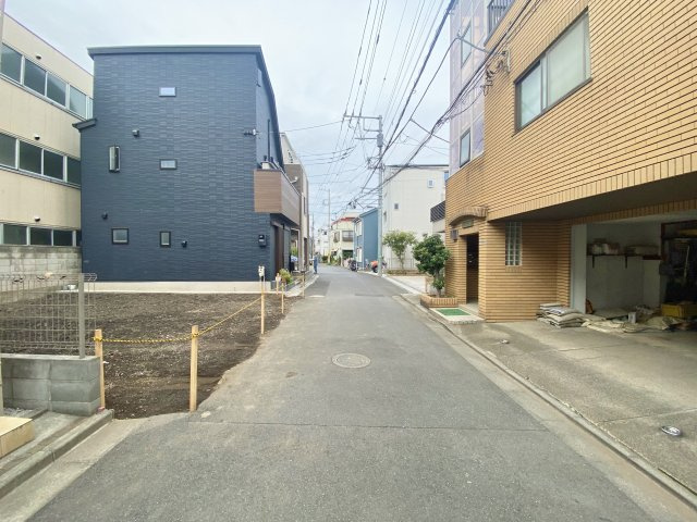 北区岩淵町 限定1区画の前面道路含む現地写真|東側約5.4ｍ公道
間口も広々7.4ｍで開放的
車の往来も少なくお子様にも安心の立地