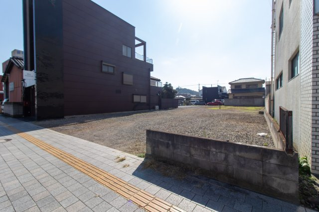 足利市通５丁目の店付住宅の駐車場