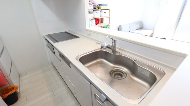 アルファスマート米原Ⅱのキッチン|食洗器付き！家事の時間短縮に繋がります。
カウンターキッチンなのでリビングにいるご家族と会話しながらお料理を楽しめます！