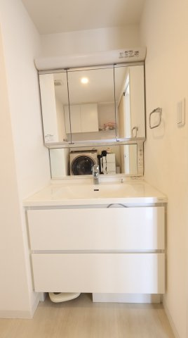 アルファスマート米原Ⅱの独立洗面台|3面鏡の裏には小物を入れるのに便利な収納があります！