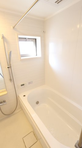 アルファスマート米原Ⅱの浴室|窓があるので明るい浴室です！
浴室乾燥機付きなので雨の日のお洗濯も安心です！