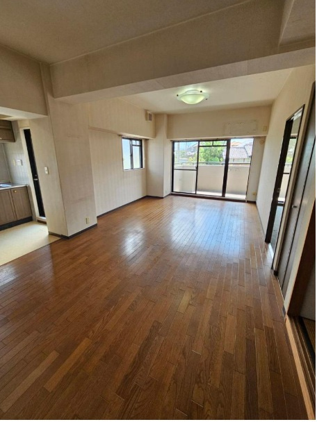 コスモ千代田　角部屋4LDKの居間・リビング