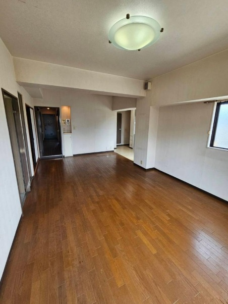 コスモ千代田　角部屋4LDKの居間・リビング