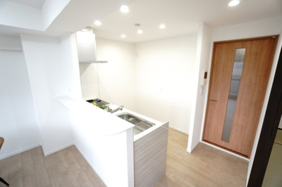 【キッチン】 | 【上質リフォーム】グランシャリオ可部中央 | 【キッチンスペース】
リビングに面した明るい対面キッチンにリノベーション！
キッチン天板は白、収納扉は木調をセレクトし、優しい雰囲気を醸し出しています。
また、多機能で毎日の家事を手助けしてくれます！
