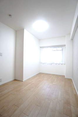 【洋室】 | 【上質リフォーム】グランシャリオ可部中央 | 【洋室約5.4帖】
心と体をゆったりと安らげる主寝室。
寝室のゆとりが大きい分だけ、暮らしの安らぎは深まる。
一日の疲れを癒すだけでなくご夫婦の親密な語らいを紡ぎ出す。
（現地写真を元にしたCG画像）