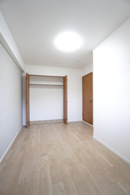 【洋室】 | 【上質リフォーム】グランシャリオ可部中央 | 【洋室約5.4帖】
どんな家具や敷物でも部屋に馴染みやすく、
コーディネートがし易そう。
配置も柔軟に対応できるので身の回りの整理もし易い！
自分好みの空間に出来そう（現地写真を元にしたCG画像）