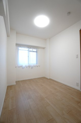 【洋室】 | 【上質リフォーム】グランシャリオ可部中央 | 【洋室約4.9帖】
居室にはクローゼットを完備。
自由度の高い家具の配置が叶うシンプルな空間です。
お子様の成長と人数と共に必要になる子供部屋にもぴったりの間取りですね
（現地写真を元にしたCG画像）