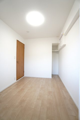 【洋室】 | 【上質リフォーム】グランシャリオ可部中央 | 【洋室約4.9帖】
こども部屋をコーディネート！このぐらいの広さがあれば、 
お子さんの好きな色やモチーフを使ったコーディネートで、
お気に入りの空間にしていけそうで！
（現地写真を元にしたCG画像）