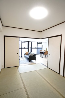 【和室】 | 【上質リフォーム】グランシャリオ可部中央 | 【Japanese-style room】
リビングに隣接した和室。
冬はコタツを置いたり、優しい畳の感触は
赤ちゃんのお昼寝にもぴったり！
（現地写真を元にしたCG画像）