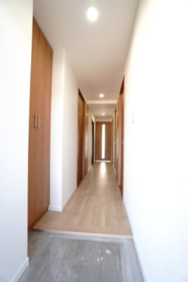 【玄関】 | 【上質リフォーム】グランシャリオ可部中央 | 【玄関ホール】
人を迎え入れる最初の場所だからこそ、
清潔感があり纏まった空間にして頂ける様に
リフォームをいたします。
（現地写真を元にしたCG画像）