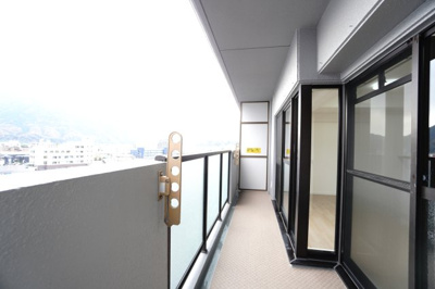 【バルコニー】 | 【上質リフォーム】グランシャリオ可部中央 | 【バルコニー】
リビング全面が接するワイドバルコニー。
前面の建物が邪魔することなくよく陽が当たり、お洗濯物もすぐ乾きそう！
この位の広さがあると、エアコン室外機を置いても十分なスペースを保てます。