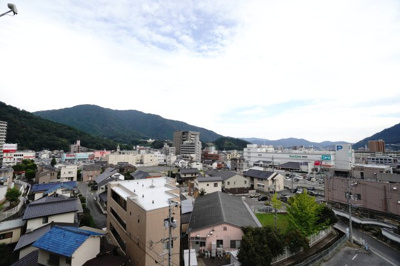 【展望】 | 【上質リフォーム】グランシャリオ可部中央 | 【四季を感じる】
四季の移ろい・爽やかな青空や風を感じられ
自然を愉しめるパノラマビュー。
毎日の暮らしに余裕を感じさせてくれる、
遮る物の無い開放的な眺望を是非、ご堪能ください。