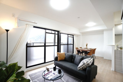 【居間・リビング】 | 【上質リフォーム】グランシャリオ可部中央 | 【約14.9帖LDK】
今回のリノベスタイルは「ナチュラル」
 ナチュラルな素材感とモダンなシルエットが組合さり
 温かみと洗練された印象となっています。
南向きのバルコニーがリビング全面に広がる！