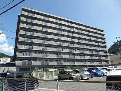 【外観】 | 【上質リフォーム】グランシャリオ可部中央 | 【耐震性】
耐震性の高さを判断するポイントは、
建築確認申請日が1981年6月1日以降の
新耐震基準に適合しているかどうか。
震度６程度の大地震でも
建物が崩壊しないレベルが基準になりました。