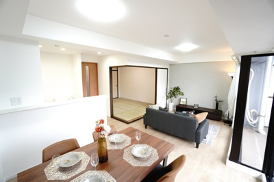 【居間・リビング】 | 【上質リフォーム】グランシャリオ可部中央 | 【約14.9帖LDK】
 一日中明るい日差しが差し込むリビングには
自然素材の家具やカーテンと相性が良く、ナチュラルな雰囲気を作り出し、
 アースカラーを用いれば、温かい空間を創出してくれる！