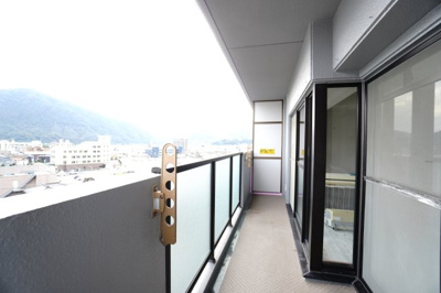 【バルコニー】 | 【上質リフォーム】グランシャリオ可部中央 | 現地（2025年10月2日15：00頃）撮影