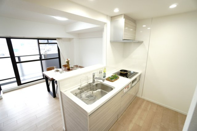 【キッチン】 | 【上質リフォーム】グランシャリオ可部中央 | 【キッチンスペース】
今回のキッチンは料理をすることが楽しみになる心地よさで
家族みんなが使いたくなるようなワクワクいたします。
また、リビングから手元が見えないように配慮されたデザインも嬉しい♪