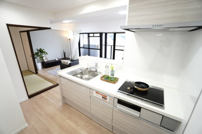 【キッチン】 | 【上質リフォーム】グランシャリオ可部中央 | ☆キッチンの特徴☆
・クリナップ社製
・アクリストンワークトップ
・浄水器一体型ハンドシャワー水栓
・一度に5人分食器洗い乾燥機は後付け可能
・フラットスリムレンジフード
・換気扇幕板が他の面材と同色