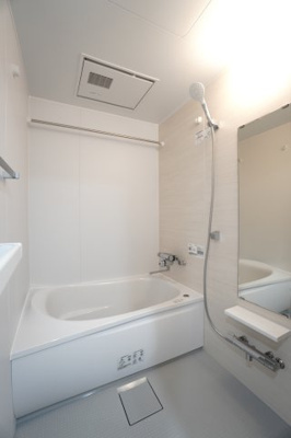 【浴室】 | 【上質リフォーム】グランシャリオ可部中央 | 【バスルーム】
TOTO社製RWシリーズは
「ゆるリラ浴槽」「カラリ床」で独自の技術によりバスタイムを
よりよく演出してくれます！
更に、浴室暖房乾燥機が標準設備！
お手入れが楽なシステムバスです。