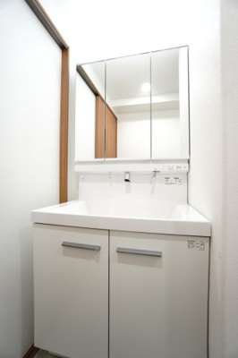 【独立洗面台】 | 【上質リフォーム】グランシャリオ可部中央 | 【コスメカウンター】
LIXIL社製!
キレイアップカウンターが特徴の本商品は、
継ぎ目等が少なく、上から吐水の水栓なので、
水がたまりにくくお手入れ楽々です。
3面鏡裏やボウル下の収納も使いやすい！
