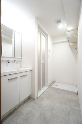 【独立洗面台】 | 【上質リフォーム】グランシャリオ可部中央 | 【パウダールーム】
装着が楽なワンタッチ式の給水栓！
洗濯機置場はドラム式の洗濯機も入るサイズですが、
お手持ちのサイズが入るか要確認です！