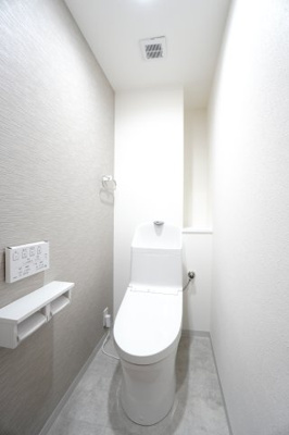 【トイレ】 | 【上質リフォーム】グランシャリオ可部中央 | 【レストルーム】
TOTO社製！
きれいをまもるせいけつトイレ！
お掃除はサッとひとふきで完了！
少ない水で、汚れをしっかり洗い流します。
ツインペーパーホルダーなので、
もしもの時も慌てない！！