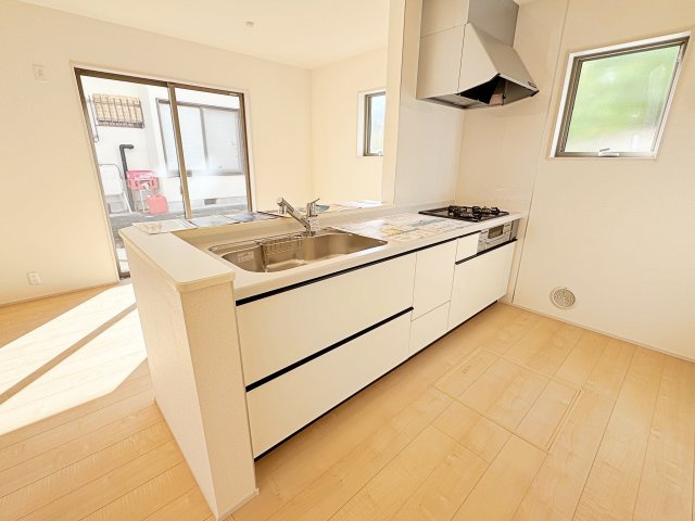 新築戸建・新築建売　安積南長久保1丁目【長期優良住宅】安積三小・安積二中のキッチン|カウンター越しに会話が弾む、家族とのつながりを感じられる対面キッチンです！