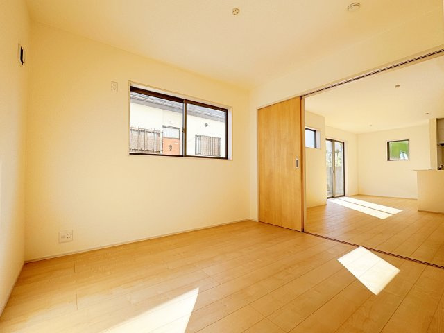 新築戸建・新築建売　安積南長久保1丁目【長期優良住宅】安積三小・安積二中の洋室|1階洋室の扉を開けるとさらにリビングが広く感じられます！