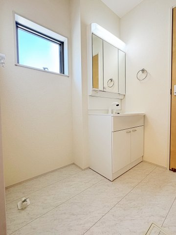 新築戸建・新築建売　安積南長久保1丁目【長期優良住宅】安積三小・安積二中の独立洗面台|三面鏡タイプの独立洗面台で、身だしなみチェックも収納力も◎洗面まわりもすっきり清潔に保てます！