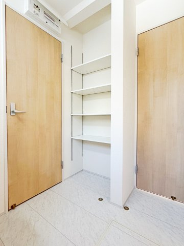 新築戸建・新築建売　安積南長久保1丁目【長期優良住宅】安積三小・安積二中の収納|洗面台の後ろには可動棚が付いた収納付きでタオルや洗剤などのストックが可能です！