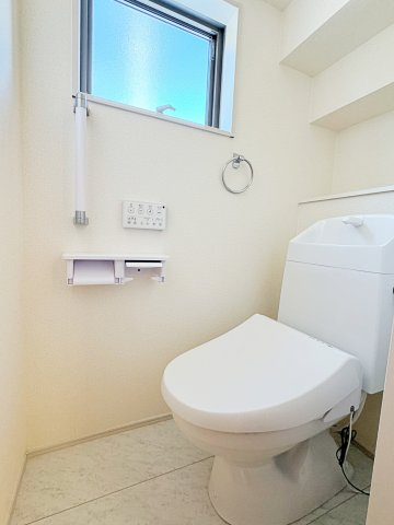 新築戸建・新築建売　安積南長久保1丁目【長期優良住宅】安積三小・安積二中のトイレ|小窓付きで自然光が入る明るくて爽やかなトイレ空間です！