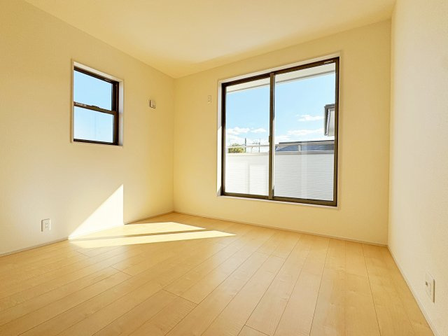 新築戸建・新築建売　安積南長久保1丁目【長期優良住宅】安積三小・安積二中の洋室|2面採光で明るい洋室です！ホワイト基調の爽やか空間からインナーバルコニーにも出られます♪