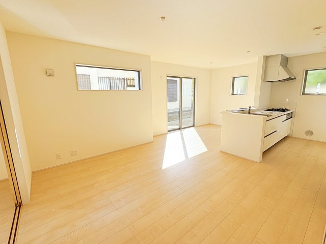 新築戸建・新築建売　安積南長久保1丁目【長期優良住宅】安積三小・安積二中の居間・リビング|白を基調とした内装は空間を広く見せナチュラルで洗練された印象を与えます♪