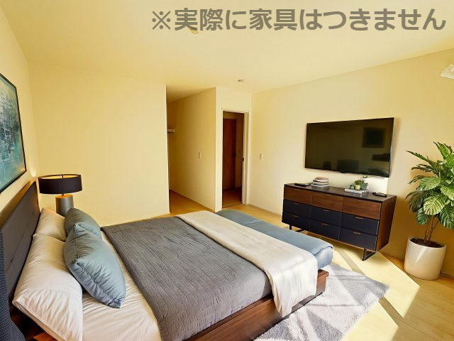 新築戸建・新築建売　安積南長久保1丁目【長期優良住宅】安積三小・安積二中の洋室|※家具を配置した場合のイメージ図になります！実際に家具はつきません。ハンガーパイプ付きのウォークインクローゼットで大切な衣類もたっぷり収納可能！季節物の整理にも便利です！