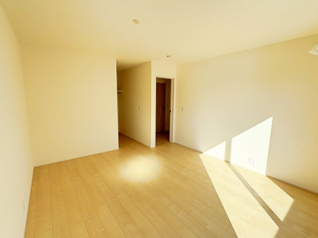 新築戸建・新築建売　安積南長久保1丁目【長期優良住宅】安積三小・安積二中の洋室|2面採光で陽射しがたっぷり差し込む明るい洋室です！