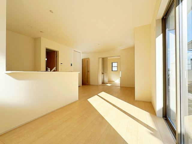 新築戸建・新築建売　安積南長久保1丁目【長期優良住宅】安積三小・安積二中の居間・リビング|ダイニングには大きな窓があり明るい陽射しが差し込む開放的で心地よい空間です！