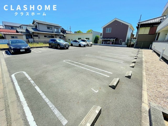 K・ラルジェの駐車場