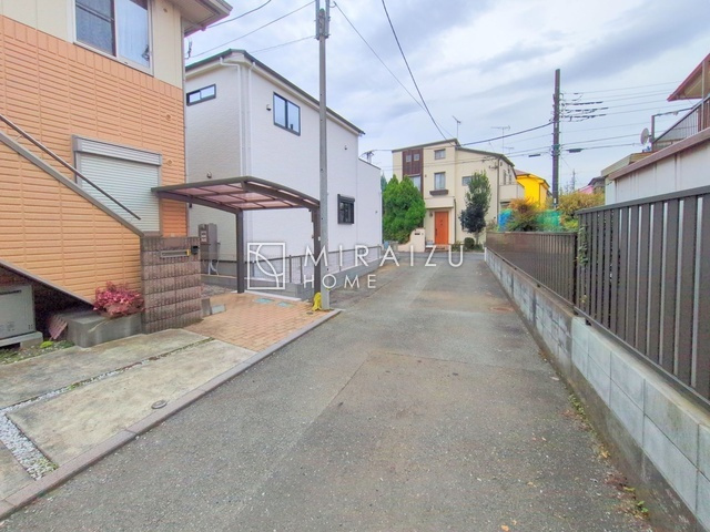 【前面道路含む現地写真】 | 青く澄み渡った綺麗な空と、陽の光をたっぷりと受ける、そんな新築住宅で新生活をスタートしてみませんか？見学・ご相談等、ミライズホーム(株)までお気軽にご連絡下さい。