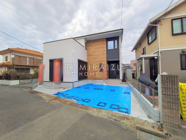 【外観】 | 青く澄み渡った綺麗な空と、陽の光をたっぷりと受ける、そんな新築住宅で新生活をスタートしてみませんか？見学・ご相談等、ミライズホーム(株)までお気軽にご連絡下さい。