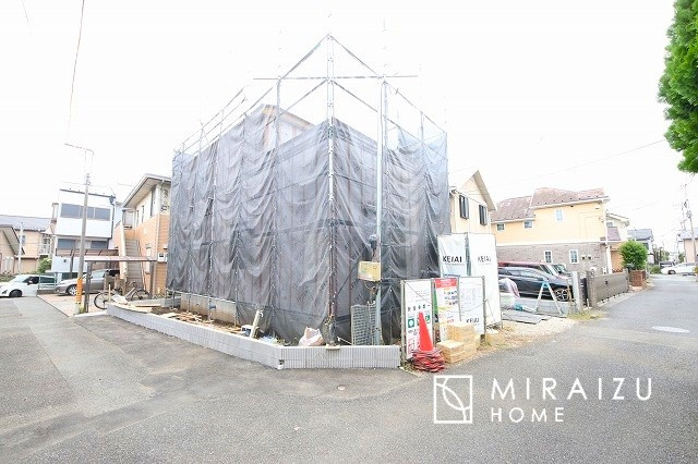 【外観】 | 青く澄み渡った綺麗な空と、陽の光をたっぷりと受ける、そんな新築住宅で新生活をスタートしてみませんか？見学・ご相談等、ミライズホーム(株)までお気軽にご連絡下さい。