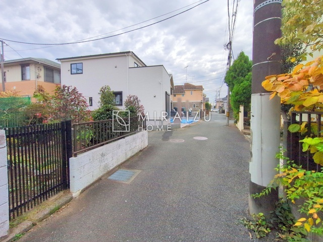 【前面道路含む現地写真】 | 青く澄み渡った綺麗な空と、陽の光をたっぷりと受ける、そんな新築住宅で新生活をスタートしてみませんか？見学・ご相談等、ミライズホーム(株)までお気軽にご連絡下さい。