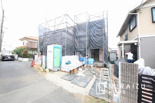 【前面道路含む現地写真】 | 青く澄み渡った綺麗な空と、陽の光をたっぷりと受ける、そんな新築住宅で新生活をスタートしてみませんか？見学・ご相談等、ミライズホーム(株)までお気軽にご連絡下さい。