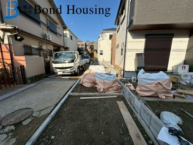「南向きバルコニー」「小学校徒歩10分」　霞ヶ丘　全2棟　2号棟の前面道路含む現地写真