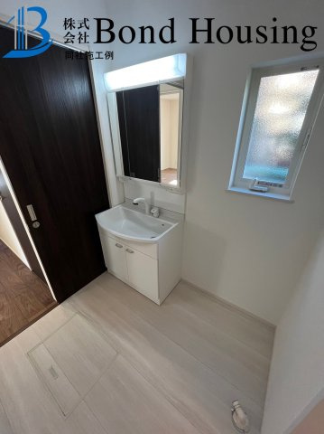 「JR垂水駅徒歩14分」「お車2台駐車可」　霞ヶ丘　全2棟　1号棟の洗面所