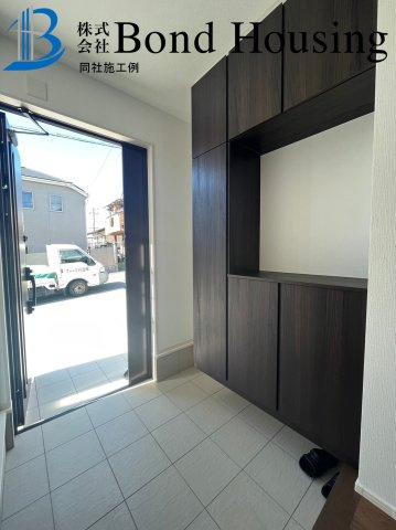 「JR垂水駅徒歩14分」「お車2台駐車可」　霞ヶ丘　全2棟　1号棟の玄関