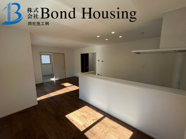 「JR垂水駅徒歩14分」「お車2台駐車可」　霞ヶ丘　全2棟　1号棟の居間・リビング