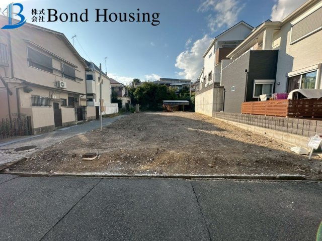 「JR垂水駅徒歩14分」「お車2台駐車可」　霞ヶ丘　全2棟　1号棟の前面道路含む現地写真