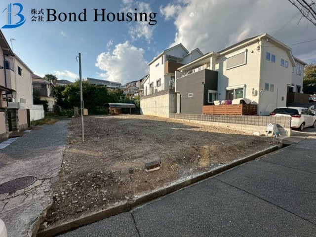 「JR垂水駅徒歩14分」「お車2台駐車可」　霞ヶ丘　全2棟　1号棟の前面道路含む現地写真