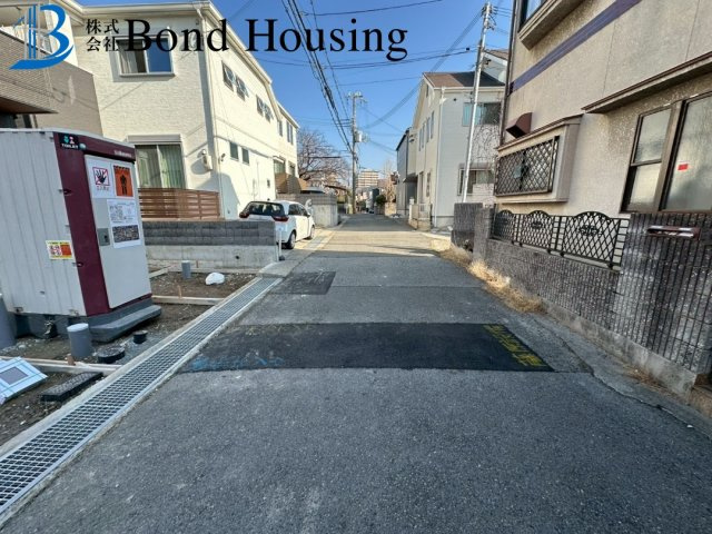 「JR垂水駅徒歩14分」「お車2台駐車可」　霞ヶ丘　全2棟　1号棟の前面道路含む現地写真